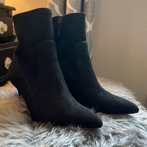 Nine West Size 9 Black pointed toe suede boots.